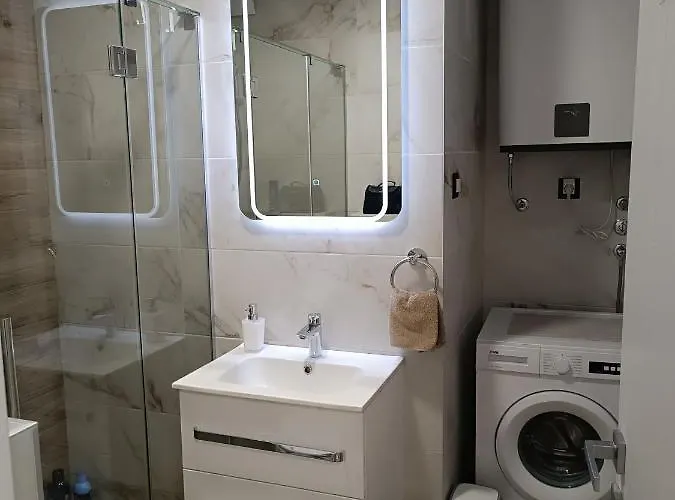 Gea 7 Sa Parking Mestom * 노비사드