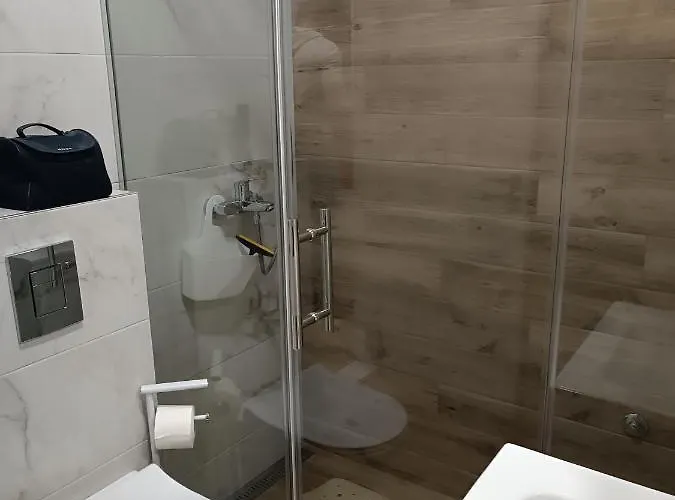 Gea 7 Sa Parking Mestom 노비사드