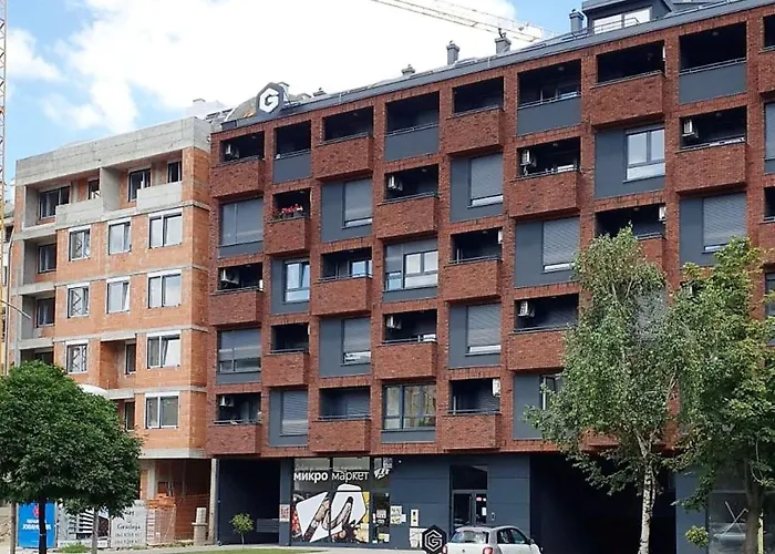 Gea 7 Sa Parking Mestom * 노비사드