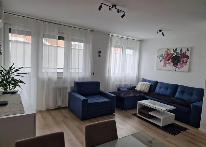 Gea 7 Sa Parking Mestom * 노비사드